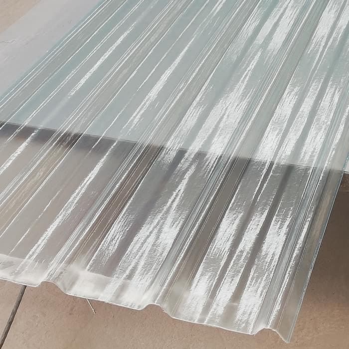 O que causa rachaduras nos painéis de plástico durante o uso?